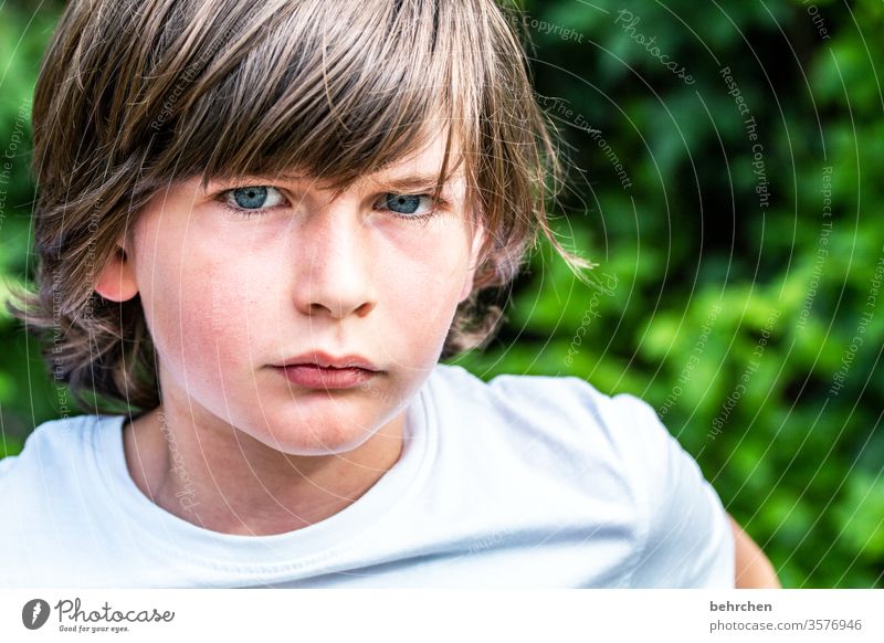 . Cool Coolness Emotionen Farbfoto Familie genervt Kind Kindheit Junge Gesicht Licht Kontrast Porträt Sonnenlicht Familie & Verwandtschaft Sohn ernst böse