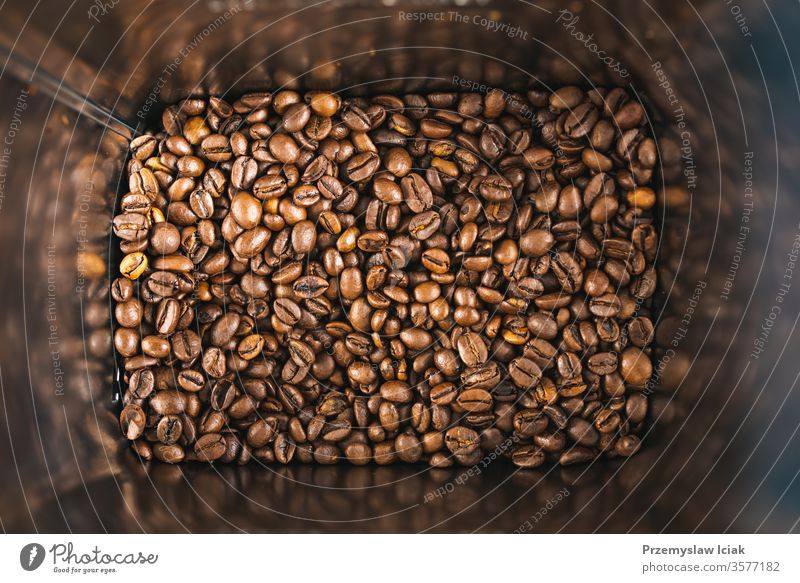 Geröstete braune Kaffeebohnen in einer quadratischen Blechdose als Hintergrund. gebraten Textur Dose Bohnen weiß schwarz Espresso dunkel trinken