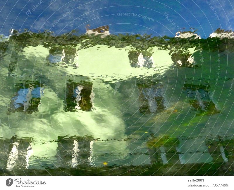 Wasserfarbenhaus... Haus Fassade Spiegelung Fluss grün Fenster Reflexion & Spiegelung unscharf schief Gebäude Architektur Wohnhaus Licht Sonnenlicht