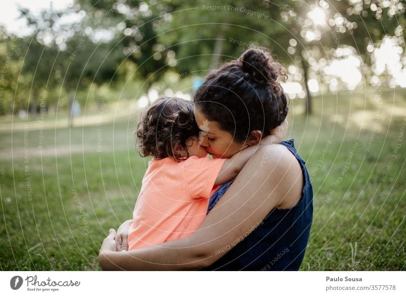 Mutter umarmt Tochter Muttertag Mutterschaft Mutterliebe Kind Liebe Zusammensein Zusammengehörigkeitsgefühl Lifestyle Leben Bonden Pflege Sommer Fröhlichkeit