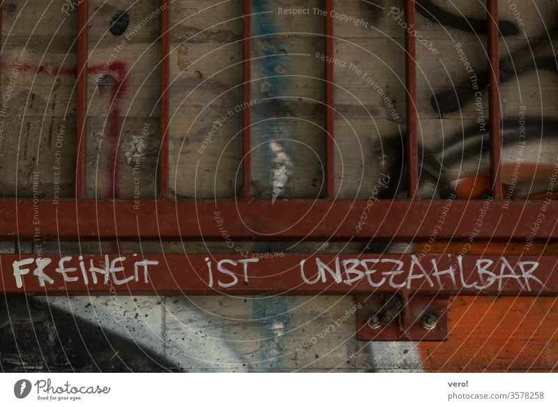 Schrift: Freiheit ist... Farbfoto Menschenleer Außenaufnahme Textfreiraum unten authentisch Zentralperspektive Tag Straße Kleinstadt Symbole & Metaphern