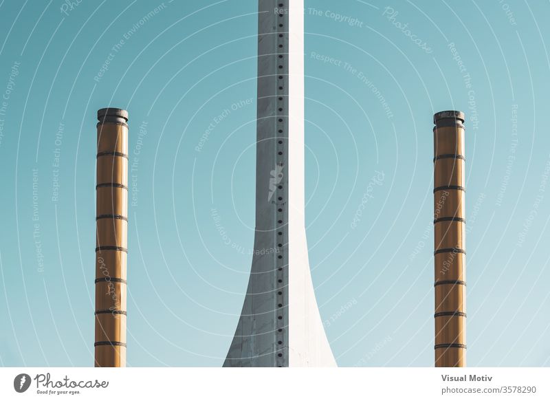Detail des Sockels eines weißen Kommunikationsturms, der von zwei Lichtsäulen umgeben ist Detailaufnahme Basis Mitteilungen Turm Himmel wolkenlos Konstruktion