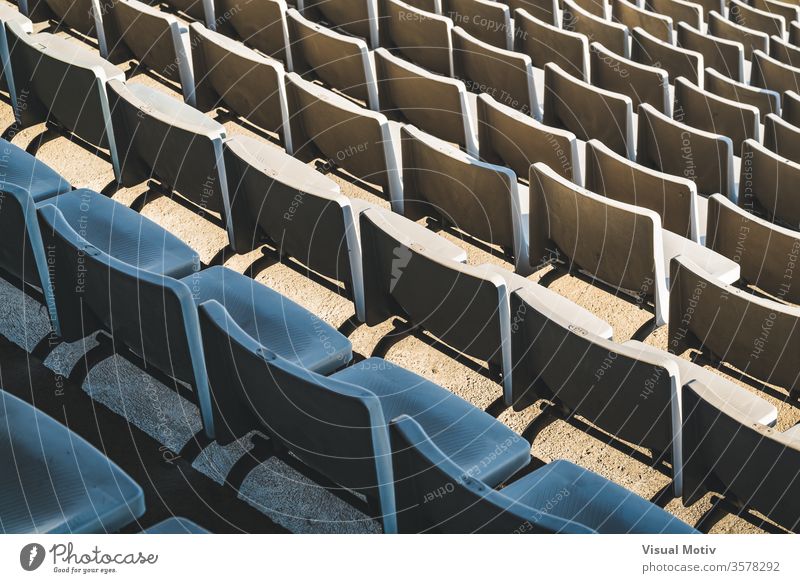 Reihen von leeren Sitzplätzen eines grossen Aussenstadions an einem sonnigen Tag vor einem Sportereignis Stadion Bleicher Öffentlich Kunststoff Einrichtung