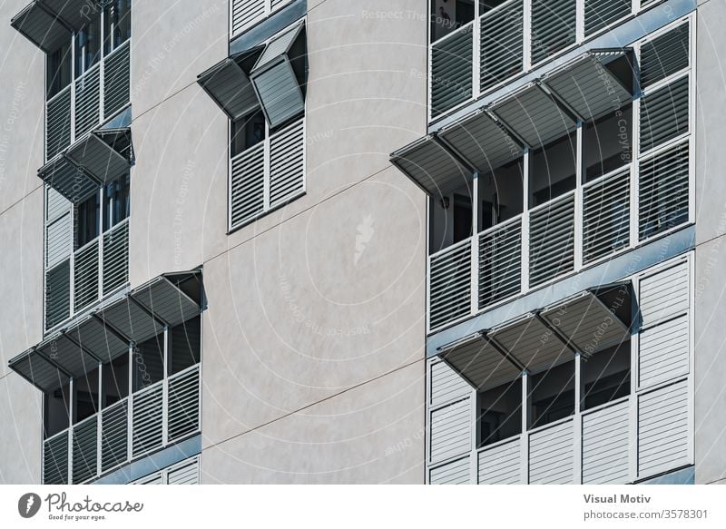 Metallische Klappläden an der Fassade eines modernen Wohngebäudes Gebäude Fenster metallisch Fensterladen Außenseite Falten gefaltet sonnig tagsüber urban