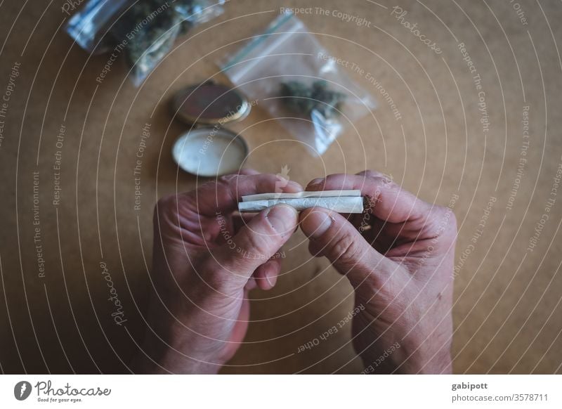 Joint drehen Cannabis Rauschmittel Sucht Rauchen Drogensucht Hanf Nahaufnahme ungesetzlich Farbfoto Alternativmedizin Menschenleer THC Politik & Staat