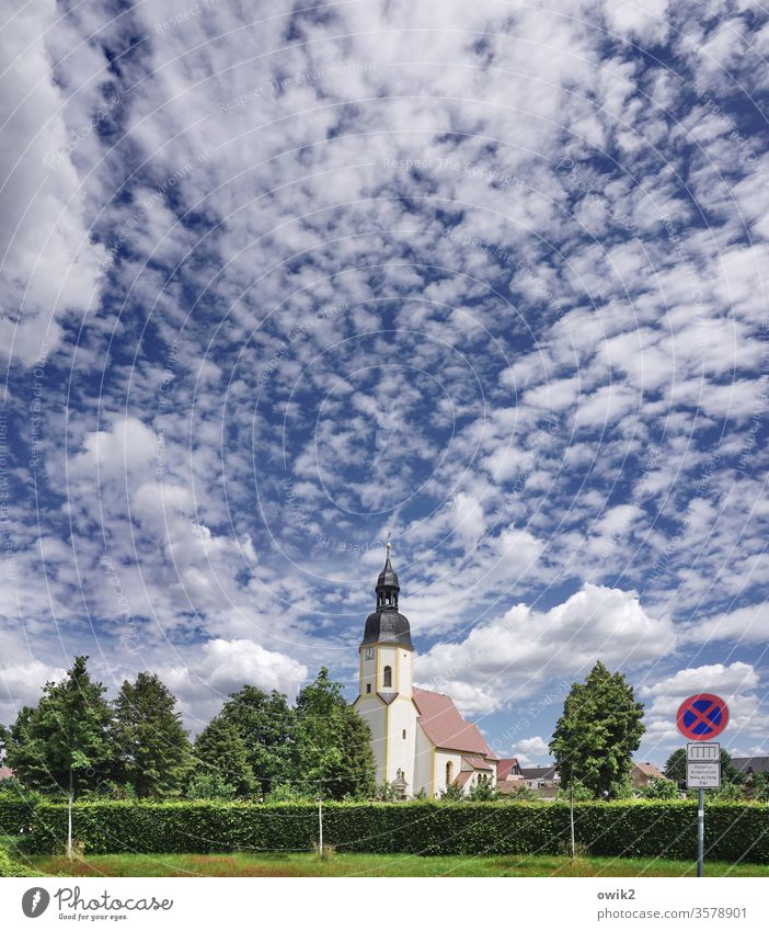 Schäfchen zählen Kirche Außenaufnahme Totale mittig Himmel Schäfchenwolken Farbfoto Menschenleer Tag Natur Wolken Sommer Zentralperspektive Textfreiraum oben