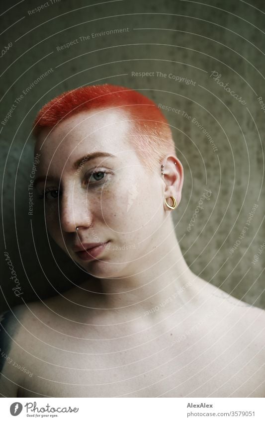 Portrait einer jungen Frau vor einer Betonwand punk alternativ urban Stadt Leben einzigartig Identität Stil authentisch ästhetisch Zentralperspektive Blick Haut
