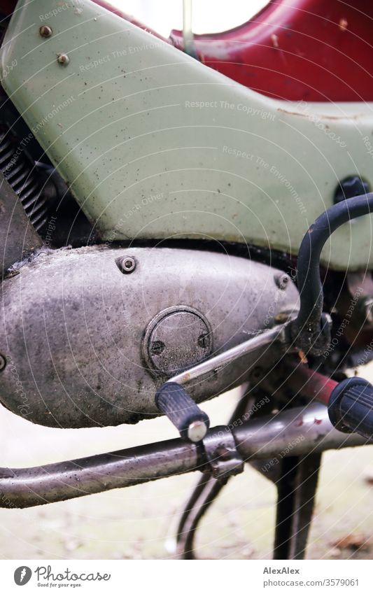 Detailabbildung Mofa - Moped mit Gangpedal, Auspuff, Getriebe und Zylinder mit Kühlrippen Bike Motorrad Pedal blassgrün rot Gummi Metall Aluminium Blech