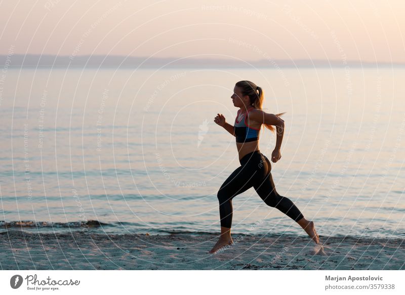 Junge sportliche Frau läuft am Strand Sport Läufer rennen Erholung Training Gesundheit passen jung Athlet Übung Lifestyle Fitness aktiv Sportbekleidung Energie