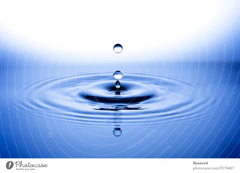 Wassertropfen auf Blauem Wasser blau Tropfen spiegelung Wasseroberfläche Wasserspiegelung fallen fallend Reflexion & Spiegelung Schirm