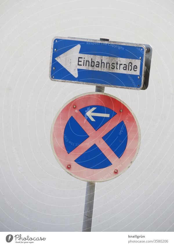 Zwei Verkehrsschilder - Einbahnstrasse und absolutes Halteverbot - an einem schief stehenden Pohl Verkehrszeichen Schilder & Markierungen Hinweisschild