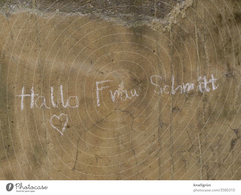 „Hallo Frau Schmitt“ und ein Herz mit Kreide auf eine braune, dreckige Wand geschrieben Mitteilung Liebe Gefühle Liebeserklärung Gruß Romantik Liebesbekundung