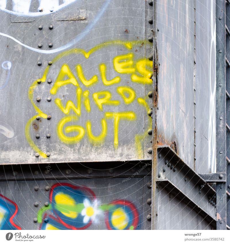 Graffito Alles wird gut mit gelber Farbe auf einen Brückenträger gesprüht Graffiti Farbfoto gelbe Farbe Stahlträger Stahlbrücke Außenaufnahme Menschenleer Tag