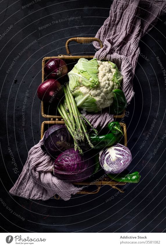 Korb mit frischem Gemüse auf dunklem Tisch Lebensmittel Vegetarier vegetieren Mahlzeit Vitamin Gesundheit essbar Ernte reif roh verschiedene Kohlgewächse