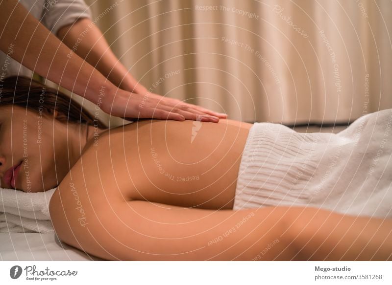 Junge Frau entspannt sich im Spa. Massage Therapie Behandlung eine Gesundheitswesen Hand bequem Tagespauschale aussruhen Tisch zugeklappt Vergnügen Reinheit