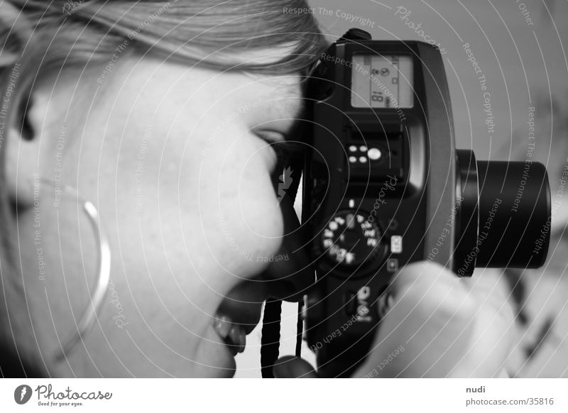 Das Lächeln hinter der Kamera Frau Fotokamera Silhouette schwarz weiß Wange Gesicht Seite Profil lachen