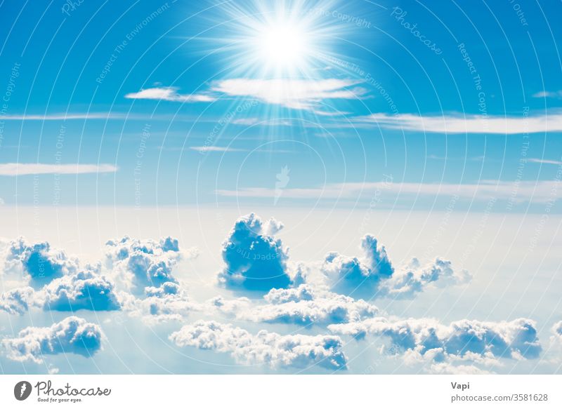 blauer Himmel mit weißen Wolken Cloud Sonne Natur Hintergrund Wolkenlandschaft Antenne Sonnenstrahlen Strahlen Licht Farbe schön Tag hoch Kumulus Wetter