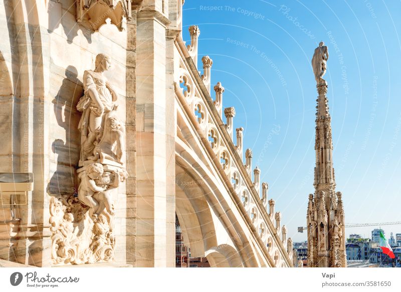Statuen und Dekoration auf dem Dach des Doms in Mailand Kathedrale gotisch Duomo Architektur Terrasse Dekoration & Verzierung Murmel schön blau Himmel