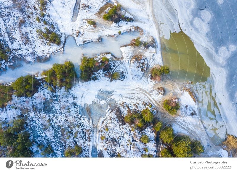 Luftaufnahme des zugefrorenen Sees. Winterlandschaft. Landschaftsfoto, aufgenommen mit einer Drohne über der Winterlandschaft. Ansicht Antenne oben Natur Schnee
