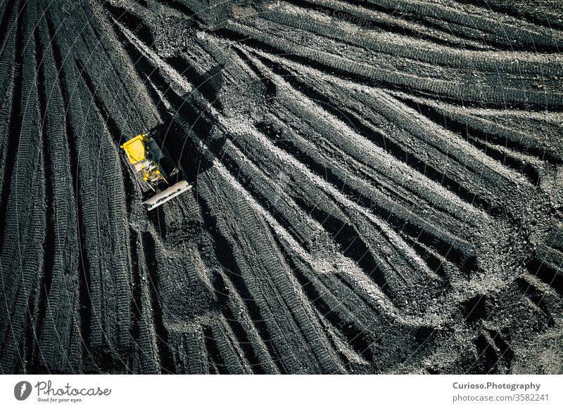 Tagebau-Bergwerk. Luftaufnahme der Rohstoffindustrie für Kohle. Ansicht von oben. Mit Drohne aufgenommenes Foto. Mine Antenne Industrie Top Gerät Maschine