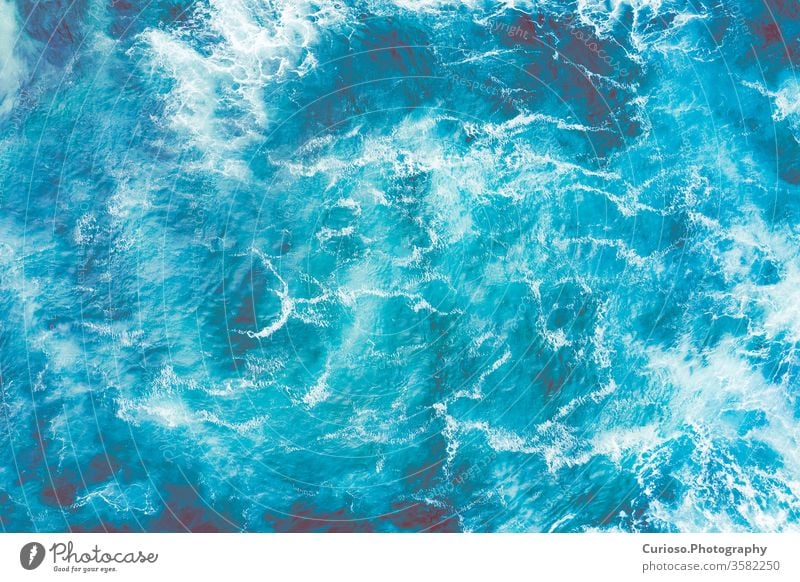 Luftaufnahme zu den Meereswellen. Blauer Wasserhintergrund. Foto von oben von einer Drohne gemacht. Antenne Ansicht Strand MEER Top winken Wellen Hintergrund