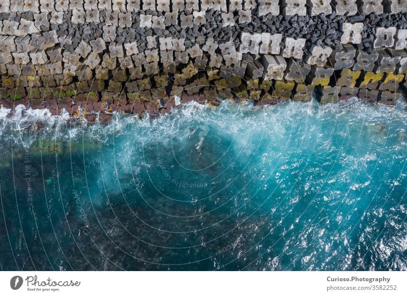 Luftaufnahme zu den Meereswellen. Blauer Wasserhintergrund. Foto von oben von einer Drohne gemacht. Ansicht MEER Wellen Top winken Strand Antenne Natur