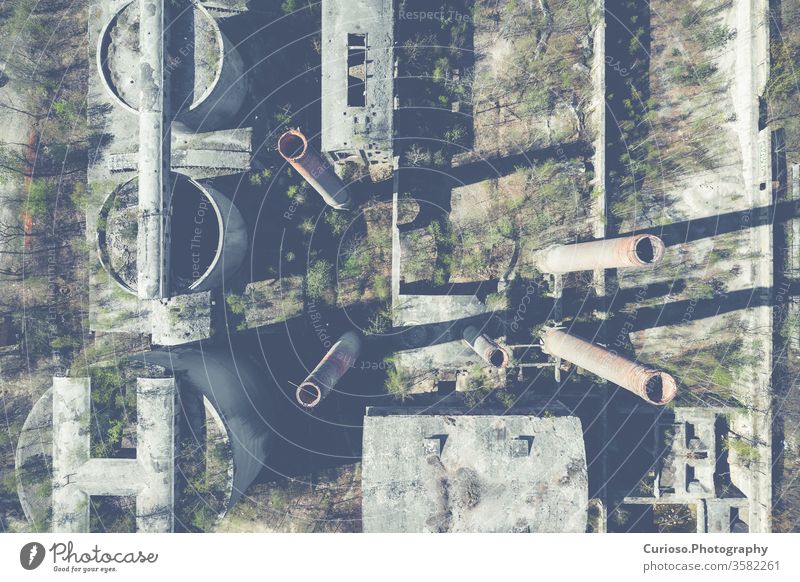 Luftaufnahme eines verlassenen Industriegeländes. Foto von Drohne von oben gemacht. Verlassen industriell Fabrik Gebäude alt Lagerhalle Hintergrund Innenbereich