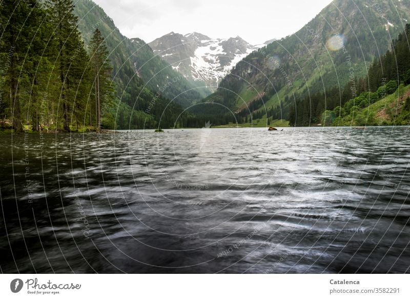 Es regnet an einem Sommertag in den Bergen, der Bergsee, Wiese und Wald nehmen ihn dankbar an Alpen Regen Wetter nass See Berge u. Gebirge Landschaft Wasser