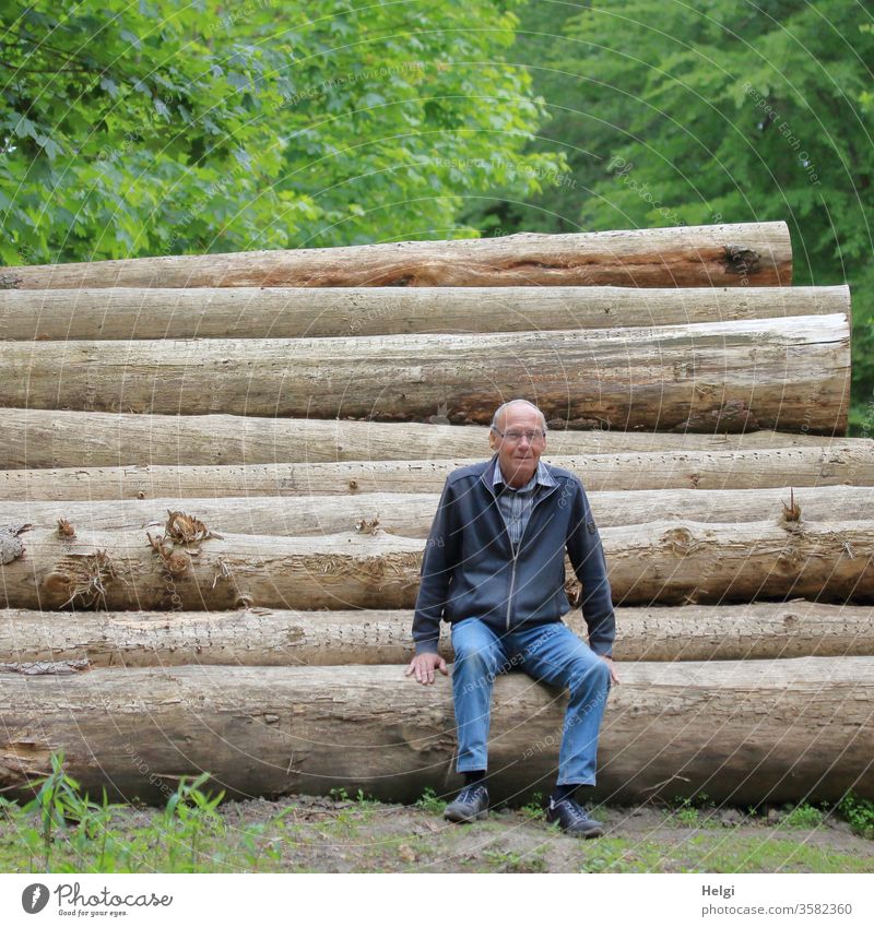 Pause - Senior sitzt im Wald auf gefällten Baumstämmen  | Lieblingsmensch Mensch Mann sitzen ausruhen Erholung Männlicher Senior Außenaufnahme 60 und älter