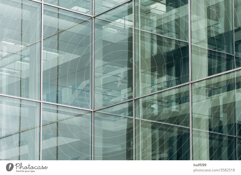 sich spiegelnde Glasfassade - Irrwege im urbanen Dschungel Fassade Reflexion & Spiegelung komplex Fenster Linie Design Hochhaus Symmetrie abstrakt