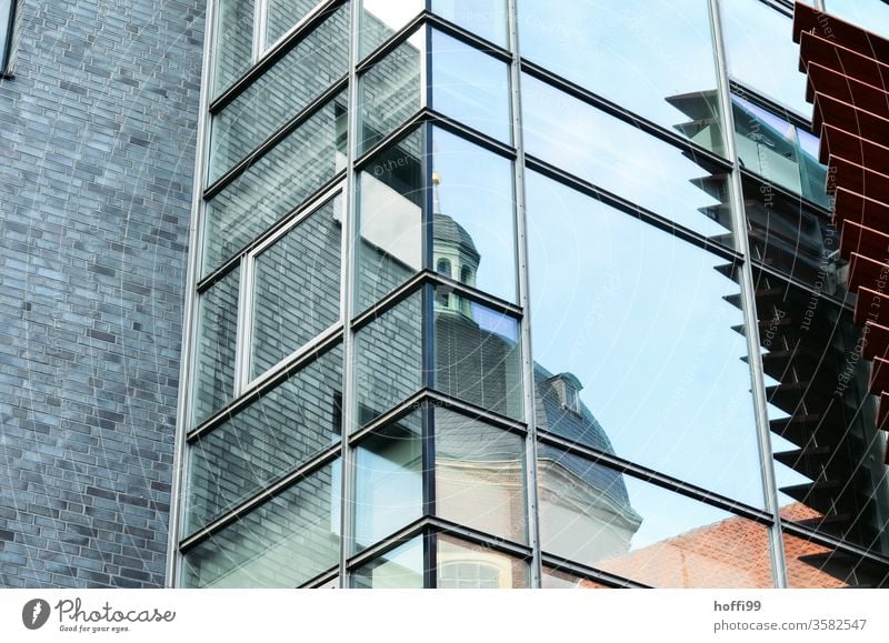 Spiegelnde moderne Aussenfassade zeigt Fragment der Altstadt Fenster Fassade Spiegelung Struktur Reflexion & Spiegelung Glas komplex abstrakt