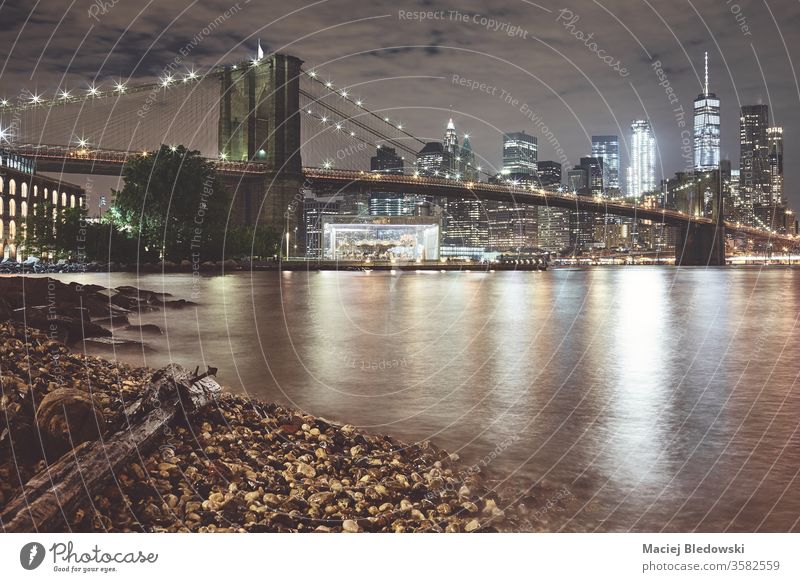 Brooklyn Bridge und Manhattan bei Nacht, New York. New York State Großstadt Skyline Wasser Reflexion & Spiegelung USA urban Himmel berühmt nyc neu Panorama