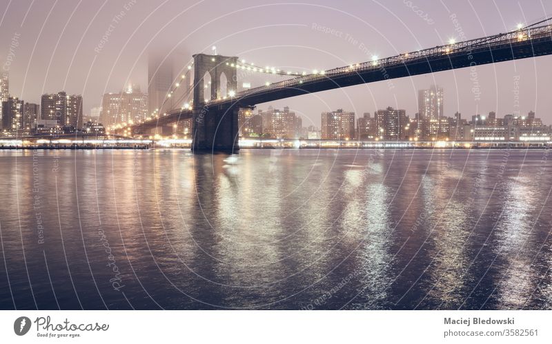 Brooklyn Bridge in einer nebligen Nacht, New York City, USA. New York State Großstadt Manhattan Skyline Nebel Wasser Reflexion & Spiegelung urban Himmel berühmt
