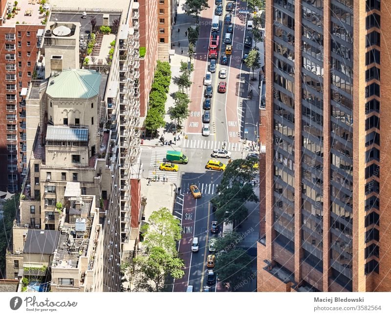 Luftaufnahme einer Straße und von Gebäuden in der Innenstadt von New York, USA. Großstadt Verkehr neu urban New York State Stadtzentrum Manhattan Taxi PKW