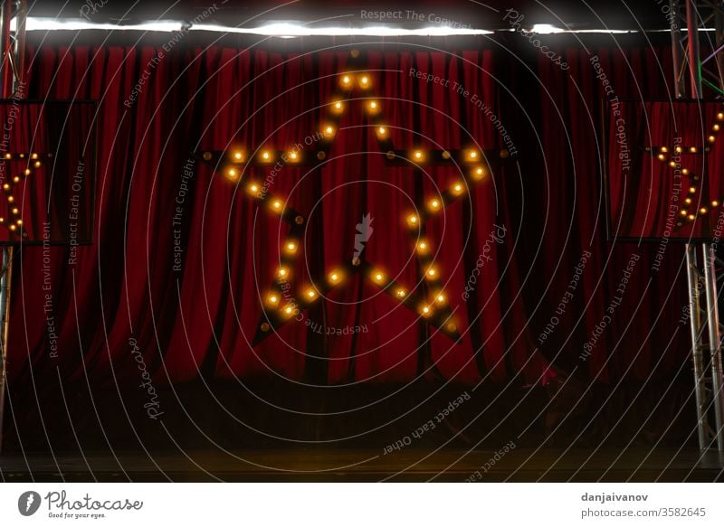 roter Bühnenvorhang-Hintergrund mit Sternsymbol in Ligstform Kunst Kino klassisch Stoff Konzert Gardine Design Vorhang Vorhänge Entertainment Eingang