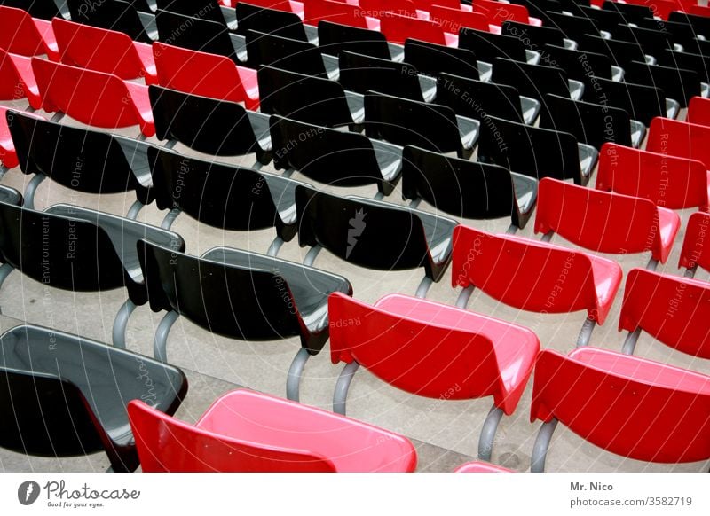 leere Stuhlreihen Reihe Sitzreihe Sitzgelegenheit Platz Veranstaltung rot schwarz Bestuhlung Publikum frei Konzert Saal Tribüne Stadion viele sitzen