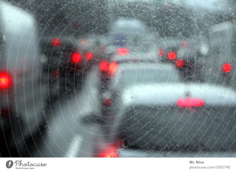 im Stau stehen Regen Rücklicht Unschärfe Verkehr PKW Straße rot Autofahren Autobahn Verkehrsmittel Straßenverkehr Verkehrswege Fahrzeug Berufsverkehr