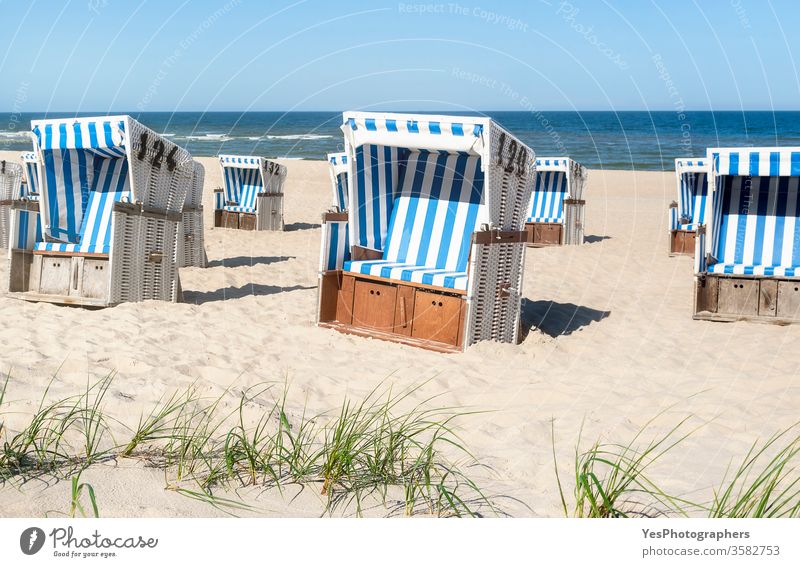 Strandkörbe auf dem Sand an der Nordsee auf der Insel Sylt. Sommerurlaub Friesische Insel Schleswig-Holstein Wattenmeer Küstenlinie Dunes leerer Strand Vorland