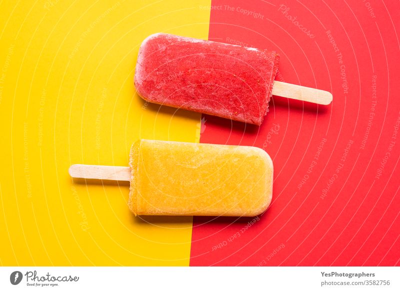 Eiscreme-Eis am Stiel - Draufsicht. Mango- und Erdbeer-Eiscreme obere Ansicht farbenfroh lecker Dessert Entzug Diät exotisch flache Verlegung Geschmack Frost