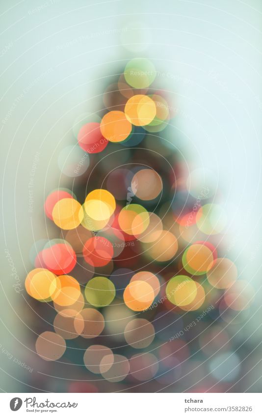 Defokussierter Weihnachtsbaum mit Lichtern zu feiern Feiertage Tanne Schneeflocke Schneeflocken Religion Nahaufnahme heimwärts x-mas Zauberei u. Magie Symbol