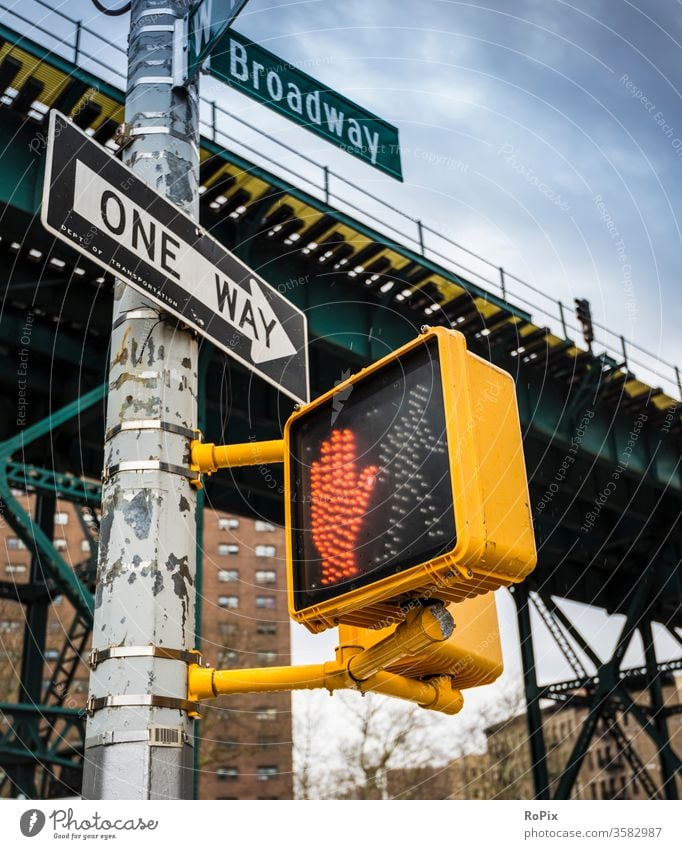 Verkehrsführung in New York. Ampel Fußgänger Fußgängerampel Stadt urban Stadtansichten traffic Drücken push Schalter Druckschalter Verkehrsampel Fußweg Gehweg