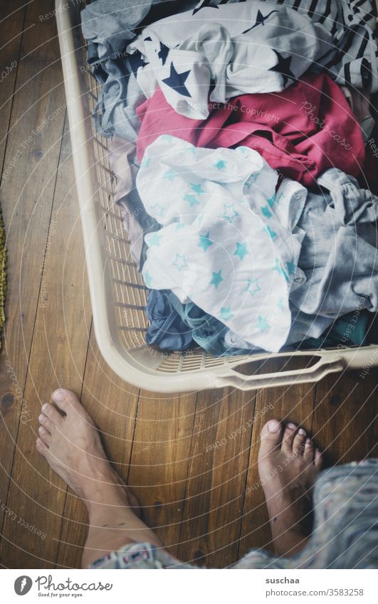 waschtag | frau steht vor einem mit dreckiger wäsche gefüllten wäschekorb Frau Hausfrau Hausarbeit Geschlechterrollen Haushalt Mutter Wäsche Wäschekorb
