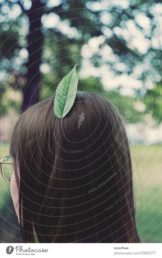 stadtindianer | mädchen trägt ein blatt, anstelle einer feder, im haar Mädchen Jugendliche Teenager Kopf Haare & Frisuren brünett feiners Haar Hinterkopf Blatt