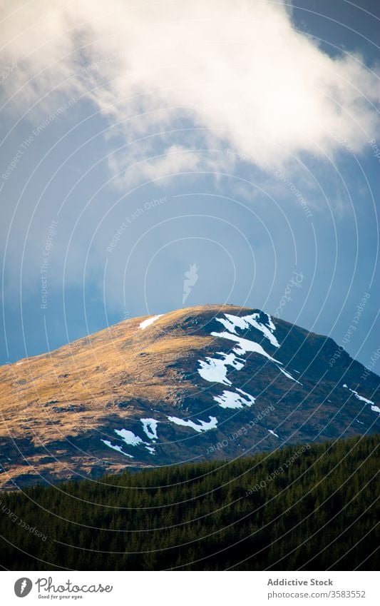 Berggipfel mit Schnee unter bewölktem Himmel Berge u. Gebirge Hügel Berghang Landschaft Frühling Cloud Natur Hochland Schottland Glen Coe Gipfel malerisch