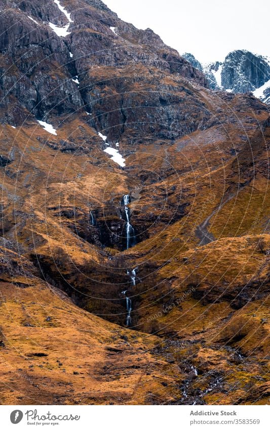 Felsiger Berghang mit Wasserfall Felsen Berge u. Gebirge rau strömen Landschaft Natur Hochland laublos Umwelt Stein wild reisen Tourismus Formation Schottland