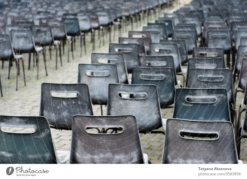 Viele leere Stühle auf der Piazza San Pietro, Vatikan niemand Stuhl Sitze Reihe Sperrung Quadrat Publikum Tagung Veranstaltung weiß Design Kunststoff grau