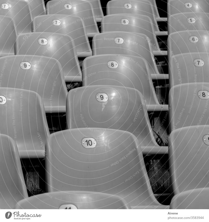 Freiheit reihenweise Theater leer Stühle Bestuhlung Publikum Verbot Aufführung Oper Konzert frei Reihen Stuhlreihen grau Rang gestaffelt Sicht unbesetzt