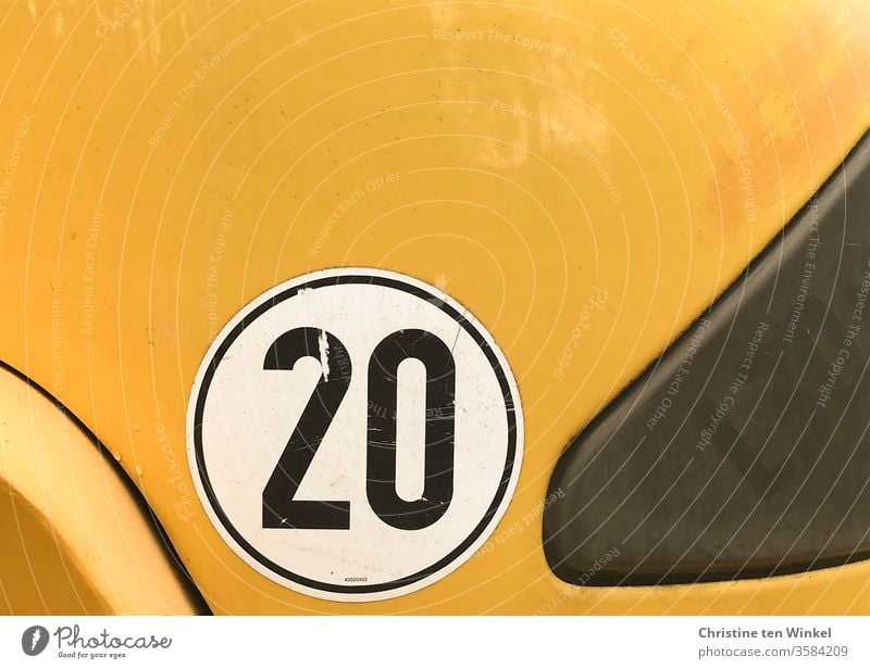 schwarze 20 auf weiß und gelb Zwanzig Etikett Ziffern & Zahlen gelber hintergrund Nutzfahrzeug Zeichen Fahrzeug Schilder & Markierungen