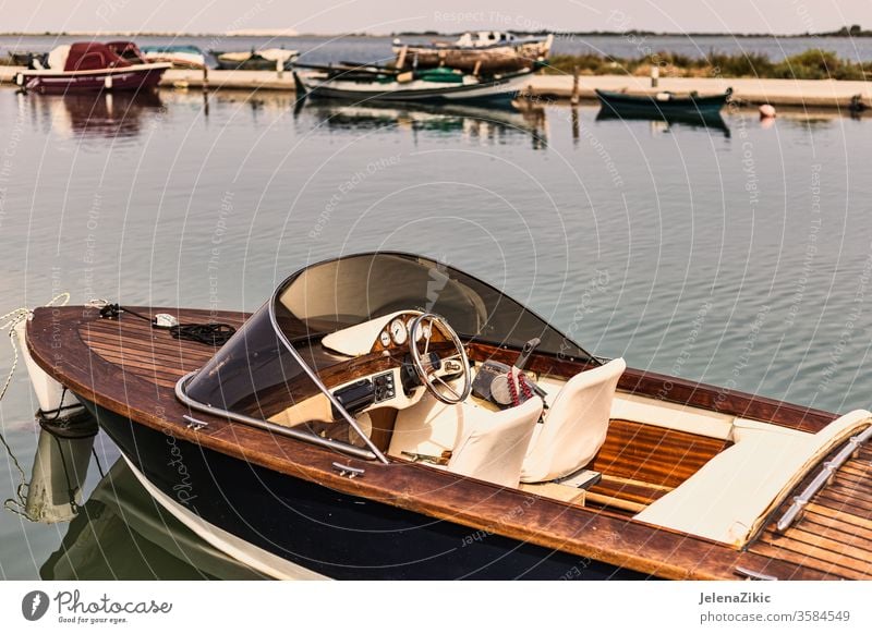 Boot im Retro-Stil retro alt altehrwürdig Design Geschwindigkeit schön Armaturenbrett Transport klassisch Hintergrund hölzern reisen nautisch Wasser Schnellboot