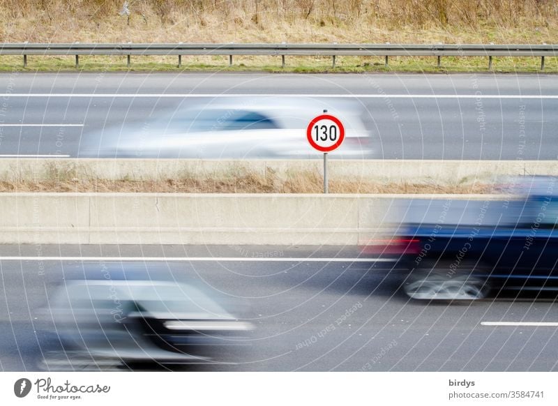 Tempo 130 auf deutschen Autobahnen, allgemeines Tempolimit, Geschwindigkeitsbegrenzungsschild 130 auf Autobahn, fließender Verkehr 130 km/h tempolimit autos PKW